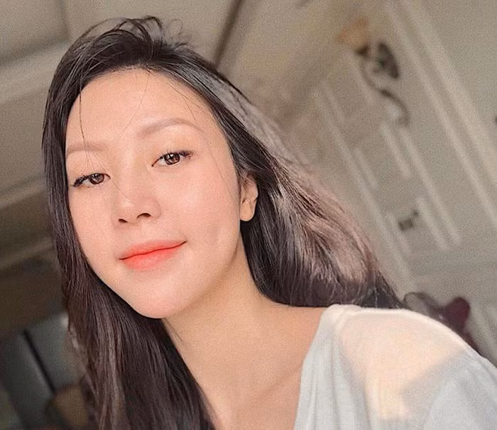 Vũ Ngọc Châm (sinh năm 1992) nhận được sự quan tâm của dân mạng khi xuất hiện trong vai trò nữ chính MV Chắc ai đó sẽ về của Sơn Tùng M-TP. Thời điểm ấy, cô là tiếp viên hàng không. Năm 2017, 9X chia sẻ quyết định nghỉ việc để tập trung phát triển nghệ thuật. Sau đó, cô dành ngôi vị quán quân cuộc thi The Look 2017.