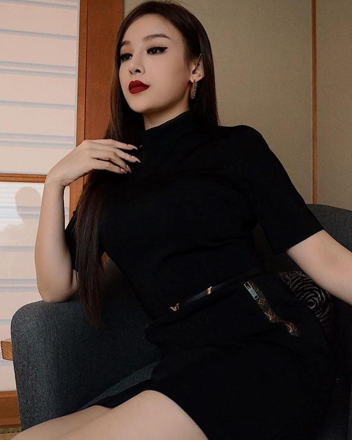 Không khó để nhận ra Huyền Baby có chiếc cằm thon gọn, sống mũi cao, đôi mắt to hơn trước. Cũng từ đây, dân mạng cho rằng cô đã phẫu thuật thẩm mỹ. Tuy nhiên, hot girl 8X chỉ thừa nhận đã tiêm filler để có gương mặt hài hòa hơn và khẳng định "thời buổi này, ai còn đụng dao kéo làm gì cho đau đớn".