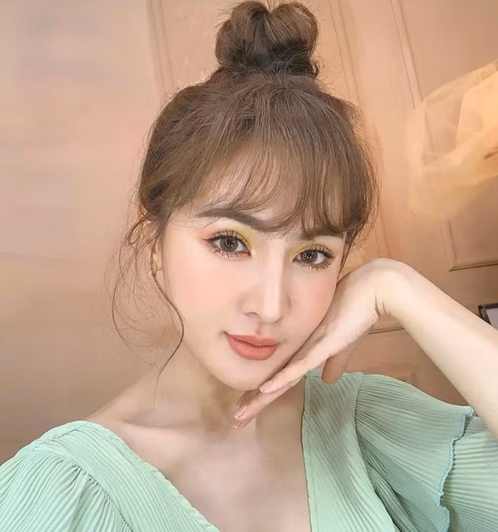 Kelly Nguyễn (tên thật: Nguyễn Thụy Tú Anh, sinh năm 1990) được dân mạng biết tới sau khi khi tham gia cuộc thi Miss teen 2008. Sau đó, 9X lập nghiệp tại Sài Gòn với công việc chính là mẫu lookbook.