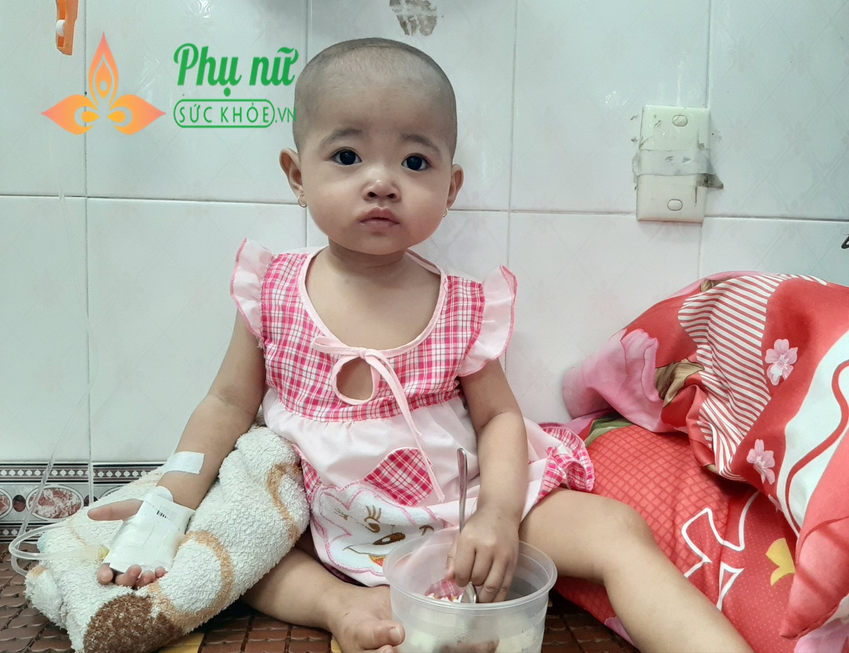 Be 15 thang bi ung thu mau, cha ban ve so tich cop tung dong chua benh cho con-Hinh-2