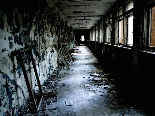 Thảm họa hạt nhân kinh hoàng trong lịch sử vào ngày 26/4/1986 đã khiến cho toàn bộ thành phố Pripyat (Ukraine) bị bỏ hoang. Những đám bụi phóng xạ từ vụ nổ nhà máy nguyên tử Chernobyl đã bao trùm lên không chỉ Ukraine mà còn lan rộng tới lãnh thổ khác như Nga, Đông Âu, Anh, Mỹ...