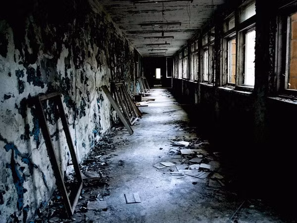 Thảm họa hạt nhân kinh hoàng trong lịch sử vào ngày 26/4/1986 đã khiến cho toàn bộ thành phố Pripyat (Ukraine) bị bỏ hoang. Những đám bụi phóng xạ từ vụ nổ nhà máy nguyên tử Chernobyl đã bao trùm lên không chỉ Ukraine mà còn lan rộng tới lãnh thổ khác như Nga, Đông Âu, Anh, Mỹ...