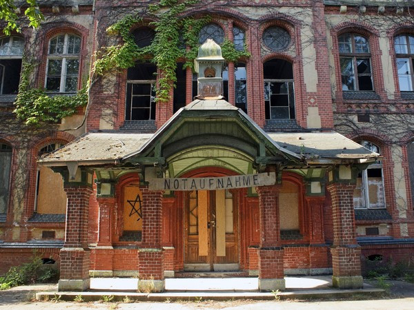 Nhưng đến nay, hình ảnh những căn phòng cũ kỹ, chiếc giường hoen rỉ, cùng khung cảnh đổ nát, lạnh lẽo khiến không ít người cảm thấy rùng mình khi bước đến khu vực này.