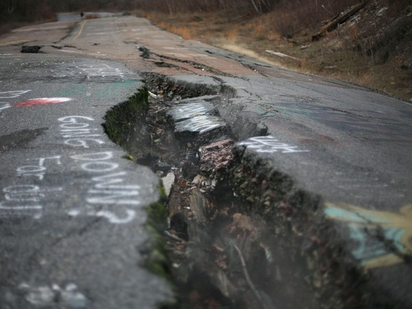Từ những năm 1800-1960, thị trấn Centralia ở Pennsylvania (Mỹ) vô cùng nhộn nhịp khi nhiều người lui tới khai thác mỏ than trong khu vực. Tuy nhiên, vào năm 1962, một nhóm cứu hỏa đã đốt rác tại một hầm mỏ bỏ hoang nhằm thu dọn thành phố. Không may ngọn lửa đã lan rộng vào sâu bên trong và đốt cháy mỏ than bỏ hoang này và ngọn lửa vẫn âm ỉ cháy cho tới ngày nay.