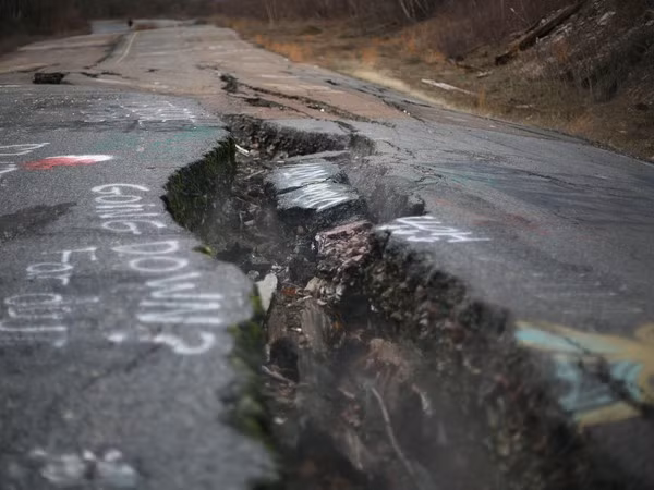 Từ những năm 1800-1960, thị trấn Centralia ở Pennsylvania (Mỹ) vô cùng nhộn nhịp khi nhiều người lui tới khai thác mỏ than trong khu vực. Tuy nhiên, vào năm 1962, một nhóm cứu hỏa đã đốt rác tại một hầm mỏ bỏ hoang nhằm thu dọn thành phố. Không may ngọn lửa đã lan rộng vào sâu bên trong và đốt cháy mỏ than bỏ hoang này và ngọn lửa vẫn âm ỉ cháy cho tới ngày nay.