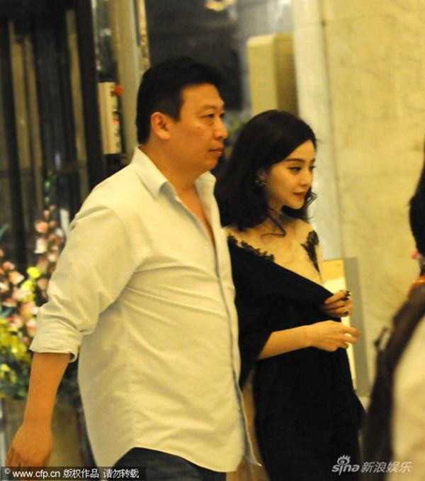 Từng có người phát hiện nữ diễn viên qua đêm nhà ông vua võ thuật. Ngoài ra những gương mặt đình đám trên, trong danh sách người tình tin đồn của nàng Kim Tỏa phải kể đến Lý Giải, Trương Vệ Kiện, Lục Nghị, Nhậm Tuyền... Phạm Băng Băng từng bị đồn hẹn hò quản lý Mục Hiểu Quang. Thậm chí, có tin đồn 2 người kết hôn đã được 2 năm.