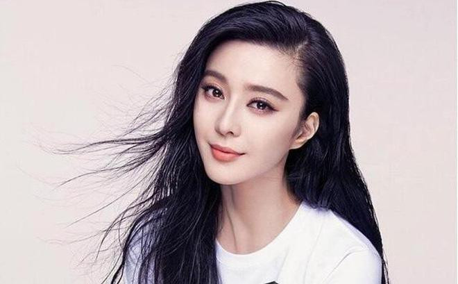 Phạm Băng Băng: Mất ngôi Nữ hoàng vì trốn thuế Người ta cho rằng Phạm Băng Băng chính là mỹ nhân "sát trai" khét tiếng Cbiz. Trong số các người đẹp Hoa ngữ, Phạm gia là ngời sở hữu danh sách bạn trai chính thức và người tình tin đồn dài dằng dặc. Có thể nói trước khi đến với Lý Thần, Phạm Băng Băng là cô gái có rất nhiều chàng trai vây quanh.