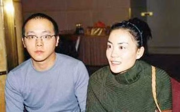 Tuy nhiên, bất cứ người phụ nữ nào cũng phải ghen tị với Vương Phi khi biết về từng mối tình của nữ diva này. Người chồng đầu tiên của Vương Phi là nhạc sĩ tài danh Đậu Duy. Cặp đôi có cô con gái Đậu Tĩnh Đồng. Tuy nhiên, Đậu Duy và Vương Phi sớm ly hôn chỉ sau thời gian ngắn bên nhau. Sau khi đường ai nấy đi, Vương Phi từng gây ồn ào với những tin đồn tình ái. Nữ diva nổi tiếng là tài nữ "sát trai" đình đám nhất làng giải trí lúc bấy giờ.