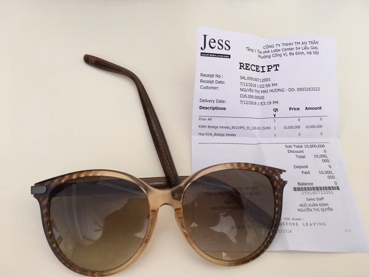 Mua kinh 10 trieu hong luon: Jess Lotte hanh xu coi thuong khach hang