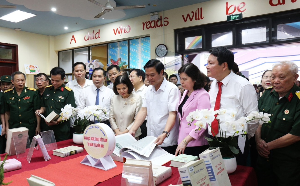 Bac Ninh: Trung bay tu lieu ky niem 50 nam thong nhat dat nuoc