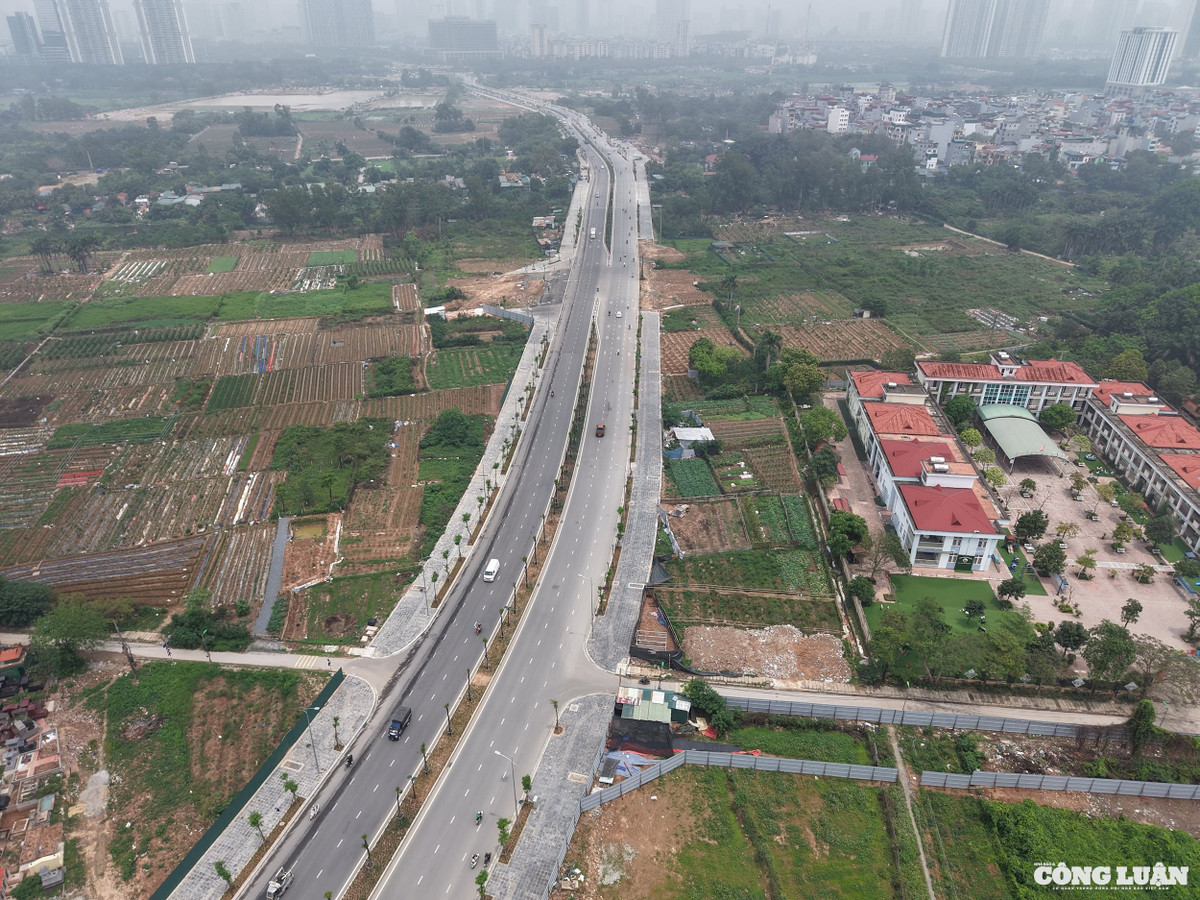 Theo thiết kế, tuyến đường có quy mô 6 làn xe, đạt tiêu chuẩn đường liên khu vực, tốc độ thiết kế 60km/h. Mặt cắt ngang điển hình rộng 40m, riêng đoạn khớp nối với Đại lộ Thăng Long (dài khoảng 110m) có bề rộng 100m với làn xe rộng rãi, dải phân cách giữa 3m và vỉa hè hai bên rộng 14,5m. (Ảnh: Nhà báo&amp;Công luận).