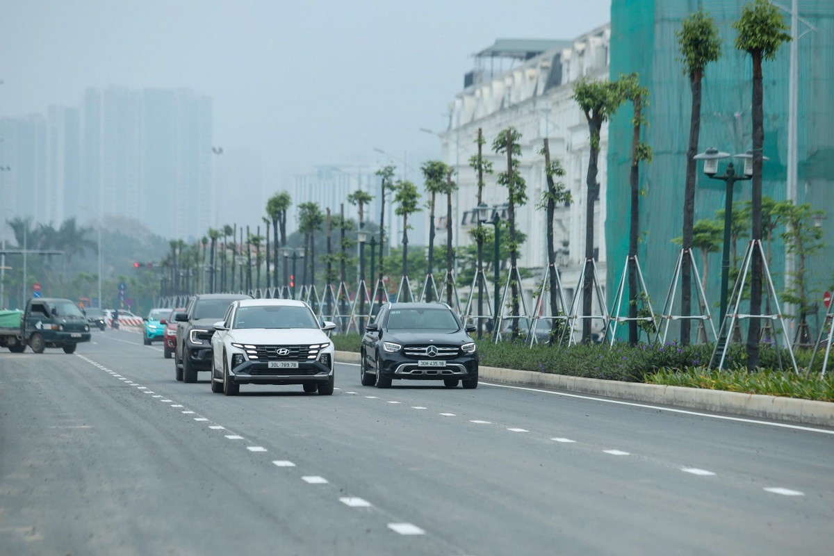 Hai bên đường được trồng các cây giáng hương, còn tại dải phân cách ở giữa là hàng cây sao đen. (Ảnh: Lao động Thủ đô).