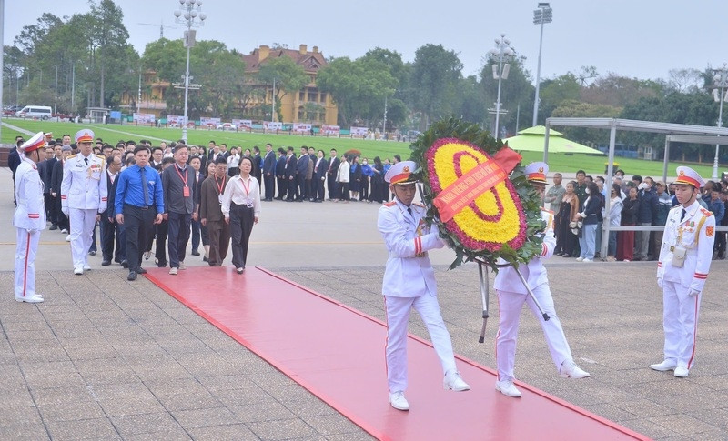Đoàn đại biểu thanh niên Trung Quốc viếng Lăng Chủ tịch Hồ Chí Minh Doan dai bieu thanh nien Trung Quoc vieng Lang Chu tich Ho Chi Minh