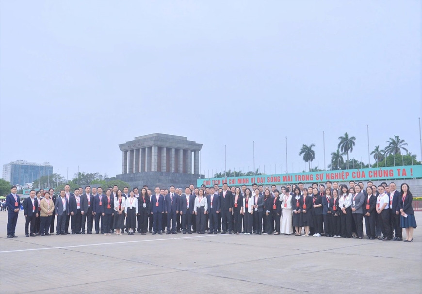 Đoàn đại biểu thanh niên Trung Quốc viếng Lăng Chủ tịch Hồ Chí Minh - Hình 3 Doan dai bieu thanh nien Trung Quoc vieng Lang Chu tich Ho Chi Minh-Hinh-3