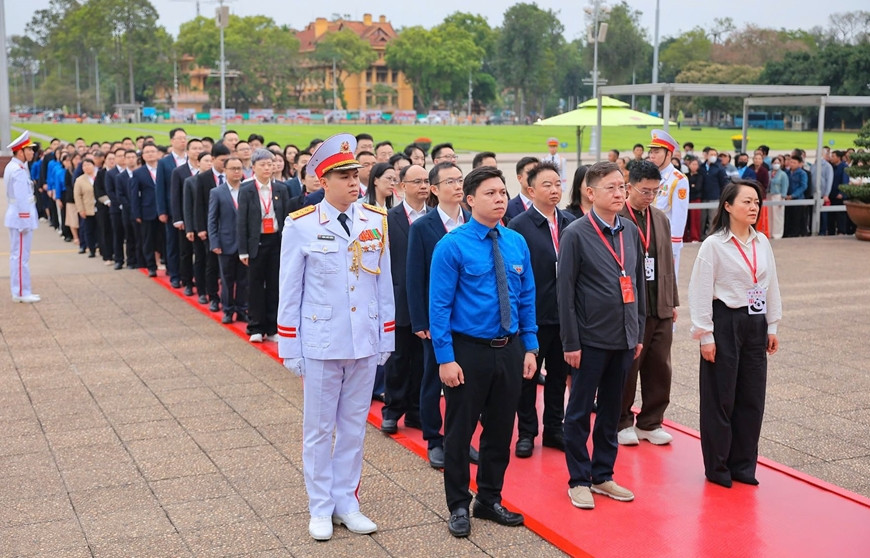 Đoàn đại biểu thanh niên Trung Quốc viếng Lăng Chủ tịch Hồ Chí Minh - Hình 2 Doan dai bieu thanh nien Trung Quoc vieng Lang Chu tich Ho Chi Minh-Hinh-2