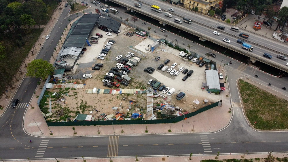 Ngày 2/4, trao đổi với PV, ông Nguyễn Mạnh Hà - cán bộ đô thị phường Hoàng Liệt cho biết, khu đất đang phản ánh là đất dự án và được UBND quận Hoàng Mai chấp thuận cho làm điểm trông giữ xe tạm thời.