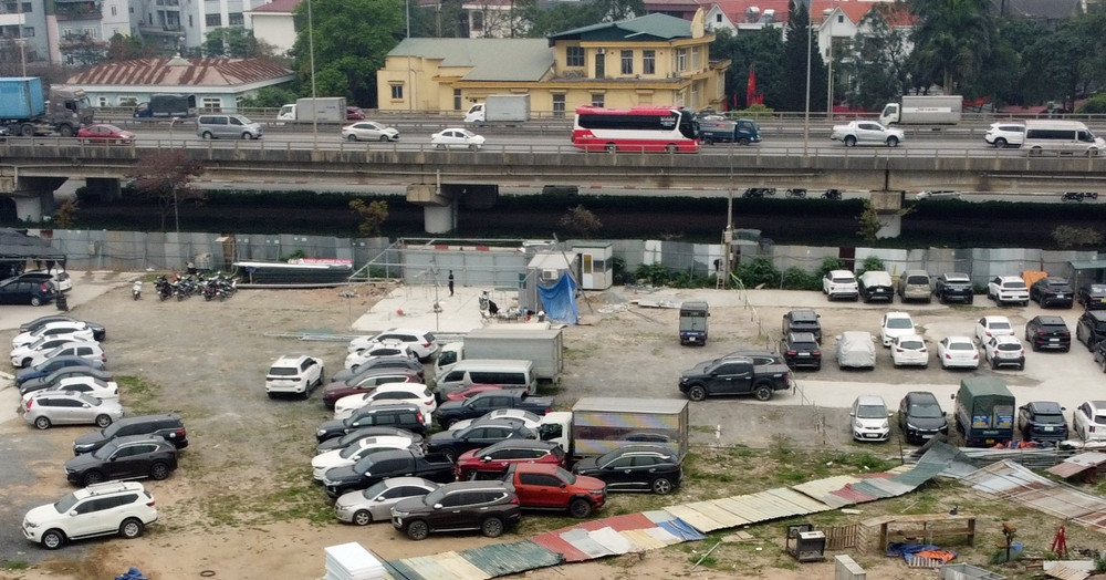 Đối chiếu văn bản của quận Hoàng Mai cho thấy, bãi xe này đã hết hạn giấy phép trông giữ hơn 2 tháng, nhưng ghi nhận trong khu đất vẫn diễn ra các hoạt động kinh doanh gara ô tô và xây dựng như đổ bê tông, dựng khung sắt.