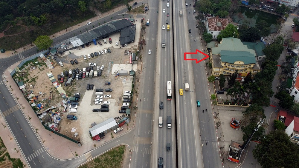 Toàn cảnh bãi xe hết phép nằm đối diện trụ sở UBND phường Hoàng Liệt (mũi tên đỏ).