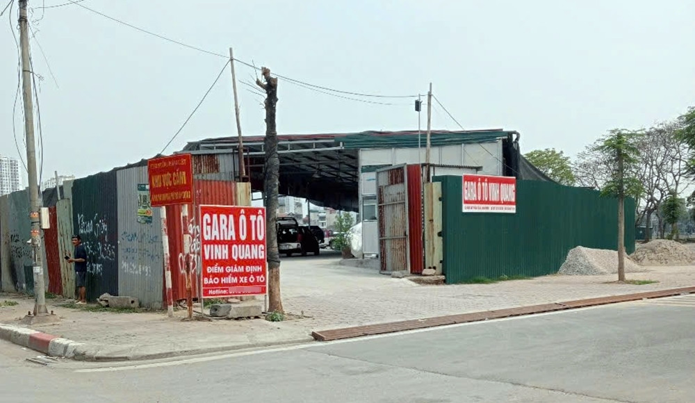 Phía bên ngoài đặt, dán biển điểm kinh doanh gara ô tô Vinh Quang.