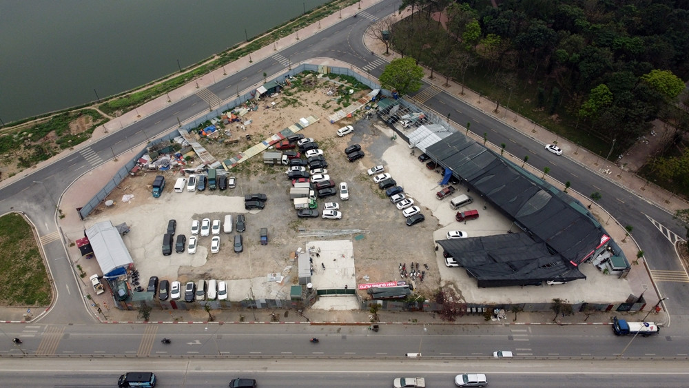 Bãi xe nằm tại lô đất trên đường Hoàng Liệt, đối diện trụ sở UBND phường Hoàng Liệt (quận Hoàng Mai, TP Hà Nội), rộng hàng nghìn mét vuông có các mặt tiền tiếp giáp mặt đường vành 3 trên cao và hồ Linh Đàm.