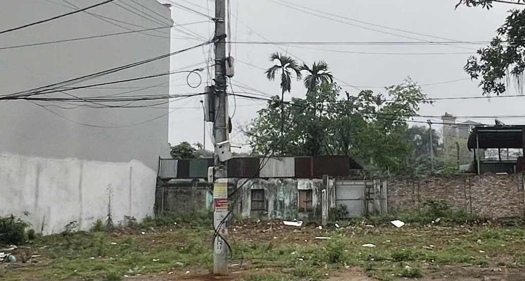 Xưởng gỗ "mọc" trên đất công, còn lấn lên đất của 6 hộ dân ở khu phố 3 Cẩm Giang vẫn không được xử lý tháo dỡ, hay cưỡng chế phá bỏ khiến người dân địa phương càng bức xúc.