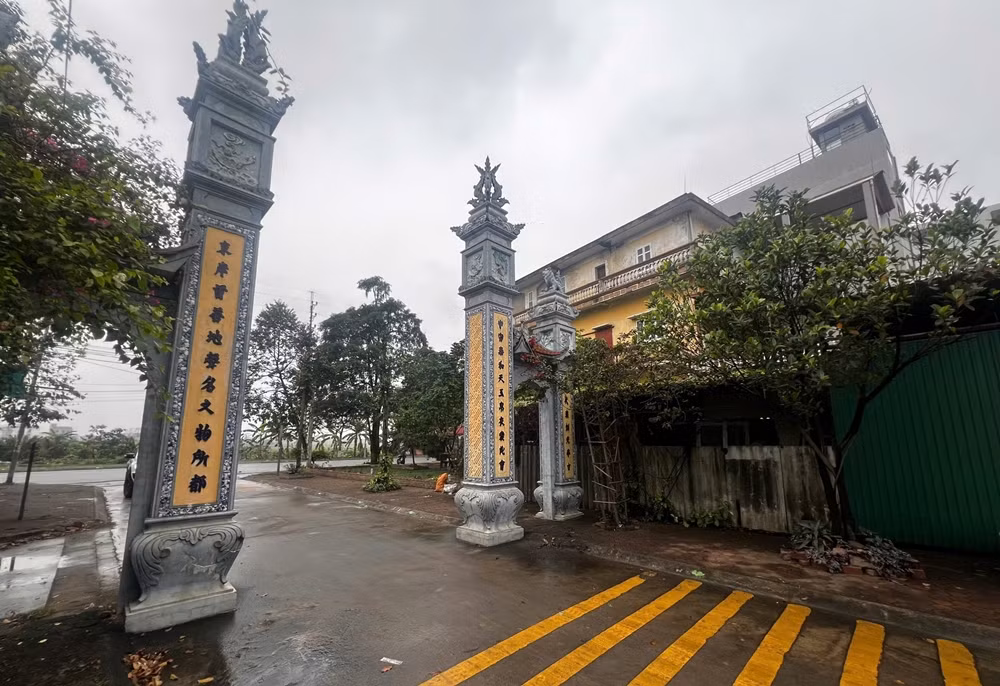 Xưởng gỗ này hoạt động cũng không đảm bảo về phòng chống cháy nổ, ảnh hưởng đến giao thông, mất mỹ quan đô thị của phường, thành phố. Hơn nữa xưởng gỗ nhếch nhác lại nằm sát với sân bóng đá của làng Cẩm Giang rất phản cảm…