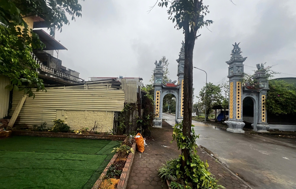 Tuy nhiên, không rõ lý do gì, UBND phường Đông Nguyên vẫn chưa cho triển khai phá dỡ nhà xưởng trái phép trên đất công? Trước đó, theo người dân phản ánh, phần diện tích đất nhà ông Khôi, bà Chiến làm xưởng, ban đầu là mượn Ban di tích Đền - Đình làng Cẩm Giang sau đó chiếm dụng, làm xưởng gỗ tràn ra hành lang vỉa hè, thậm chí còn lấn lên đất của 6 hộ dân.