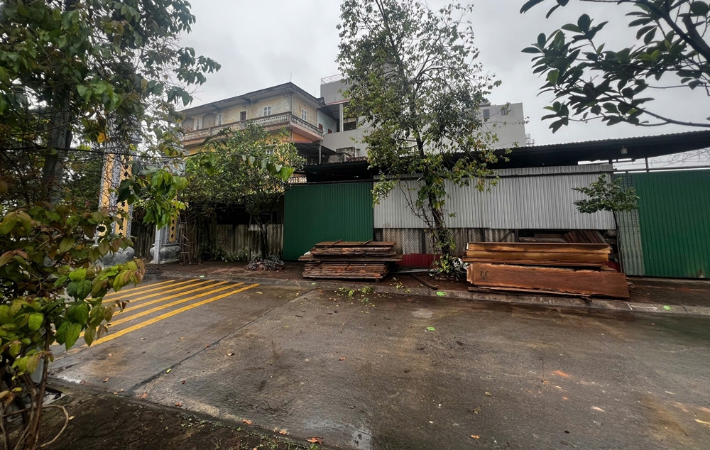 Xưởng gỗ "mọc" trên đất công ở khu phố 3 Cẩm Giang (phường Đồng Nguyên, thành phố Từ Sơn, tỉnh Bắc Ninh) là của ông Nguyễn Văn Khôi và bà Trần Thị Chiến.