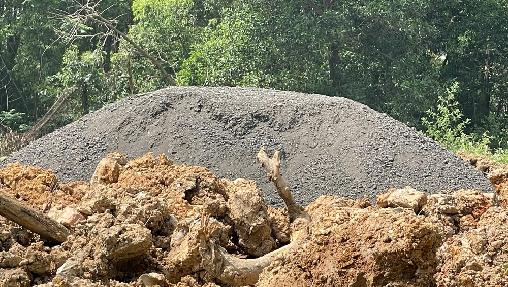 Các vật liệu san lấp đổ đống bên trong khu đất.