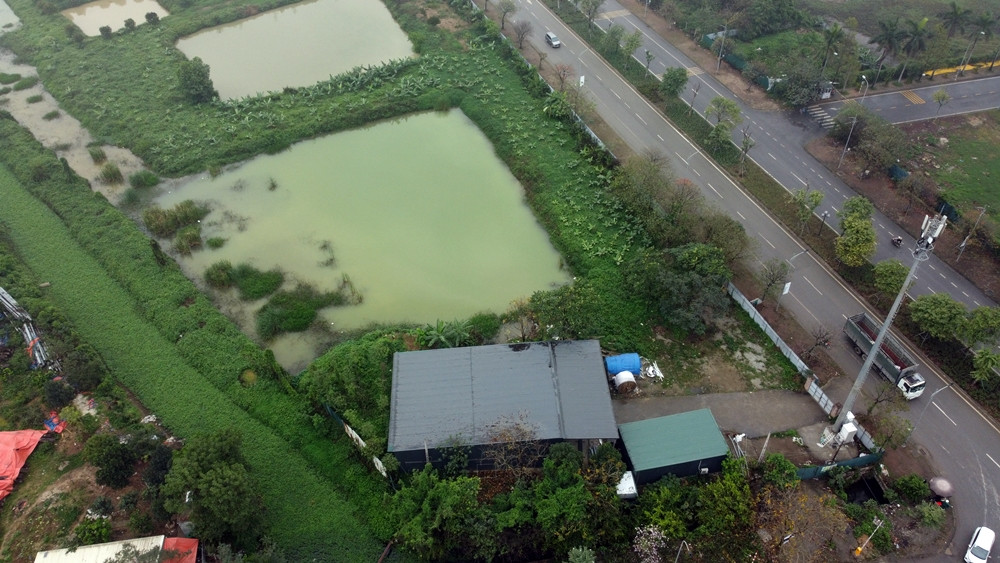 Theo Phó Chủ tịch UBND xã Sài Sơn, còn một khu đất khác đã xây dựng nhà xưởng và trạm phát sóng, sử dụng sai mục đích đất. Trước đây, khu đất này là đất nông nghiệp, công ích do xã quản lý. Tuy nhiên, sau khi có bản đồ quy hoạch ranh giới giữa một khu công nghiệp trên địa bàn, thì phần đất thể hiện trong bản đồ lại là đất cây xanh khu công nghiệp. Do vậy, xã đang tranh luận và đề xuất phương án xử lý.