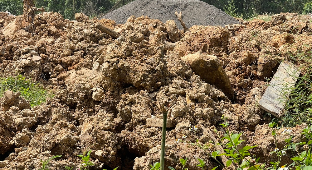 Đất đá sử dụng để san lấp khu đất đổ đống ngổn ngang.