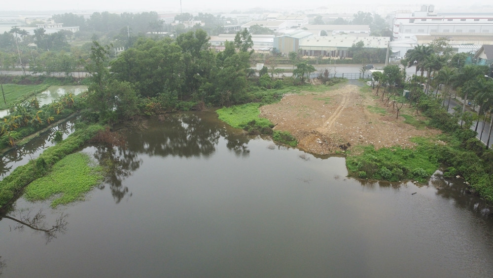 Theo Phó Chủ tịch UBND xã Sài Sơn, việc san lấp trái phép được người dân phản ánh từ đầu năm nay. Sau khi phát hiện, kiểm tra, xã đã yêu cầu người sử dụng đất dừng toàn bộ việc san lấp trái phép. Đồng thời, báo cáo cấp trên xin phương án xử lý.