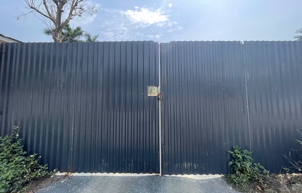 Cửa cổng ra vào khu đất luôn được khóa trái.