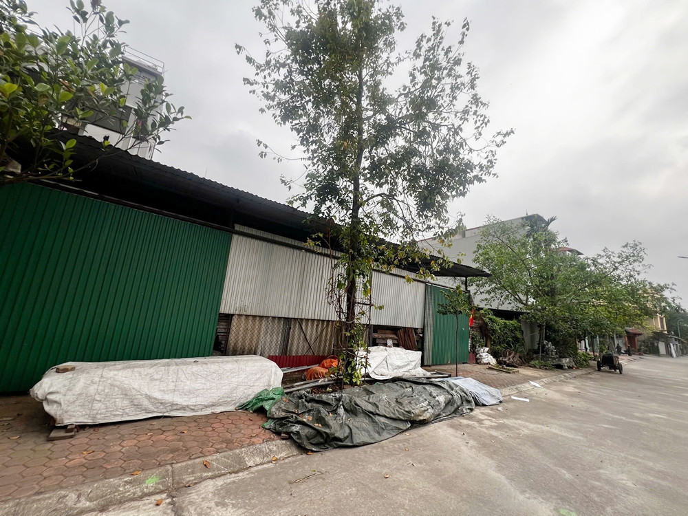 Bac Ninh: Don doc Chu tich phuong xu ly xuong go “chiem” dat cong-Hinh-3