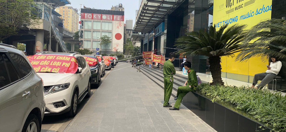 Cư dân Discovery Complex tụ tập yêu cầu ông Trần Đức Minh trả sổ đỏ - Hình 10 Cu dan Discovery Complex tu tap yeu cau ong Tran Duc Minh tra so do-Hinh-10