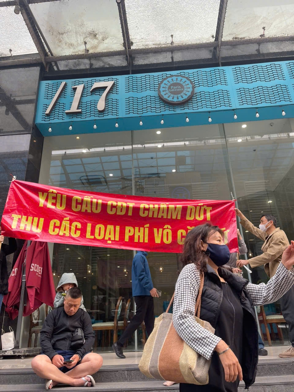 Cư dân Discovery Complex tụ tập yêu cầu ông Trần Đức Minh trả sổ đỏ - Hình 6 Cu dan Discovery Complex tu tap yeu cau ong Tran Duc Minh tra so do-Hinh-6