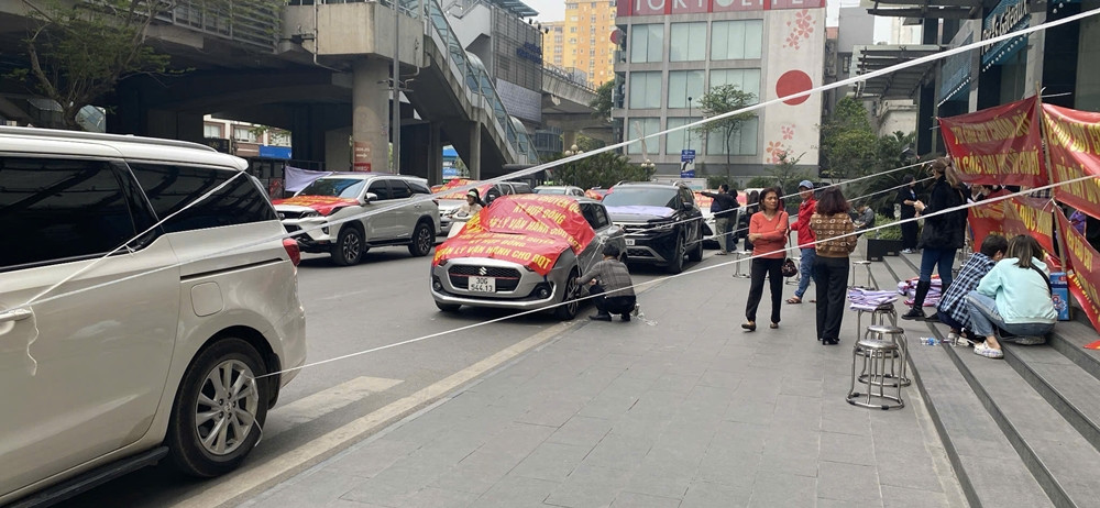 Cư dân Discovery Complex tụ tập yêu cầu ông Trần Đức Minh trả sổ đỏ - Hình 7 Cu dan Discovery Complex tu tap yeu cau ong Tran Duc Minh tra so do-Hinh-7