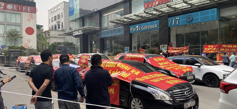 Cư dân Discovery Complex tụ tập yêu cầu ông Trần Đức Minh trả sổ đỏ - Hình 2 Cu dan Discovery Complex tu tap yeu cau ong Tran Duc Minh tra so do-Hinh-2