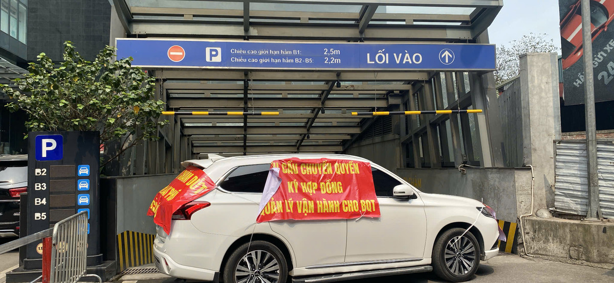 Cư dân Discovery Complex tụ tập yêu cầu ông Trần Đức Minh trả sổ đỏ - Hình 8 Cu dan Discovery Complex tu tap yeu cau ong Tran Duc Minh tra so do-Hinh-8