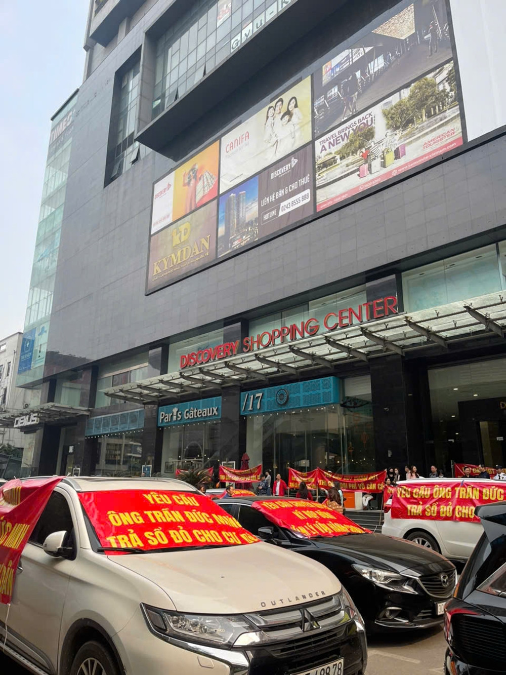 Cư dân Discovery Complex tụ tập yêu cầu ông Trần Đức Minh trả sổ đỏ - Hình 3 Cu dan Discovery Complex tu tap yeu cau ong Tran Duc Minh tra so do-Hinh-3