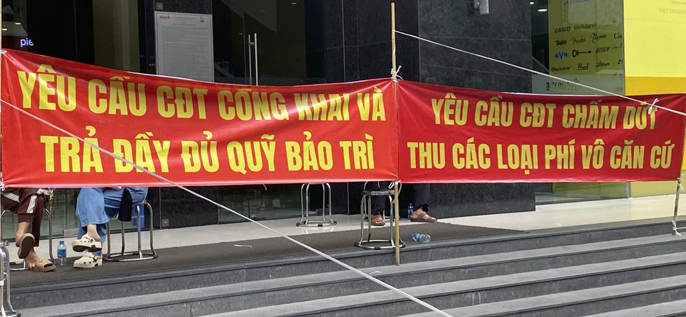 Cư dân Discovery Complex tụ tập yêu cầu ông Trần Đức Minh trả sổ đỏ - Hình 5 Cu dan Discovery Complex tu tap yeu cau ong Tran Duc Minh tra so do-Hinh-5