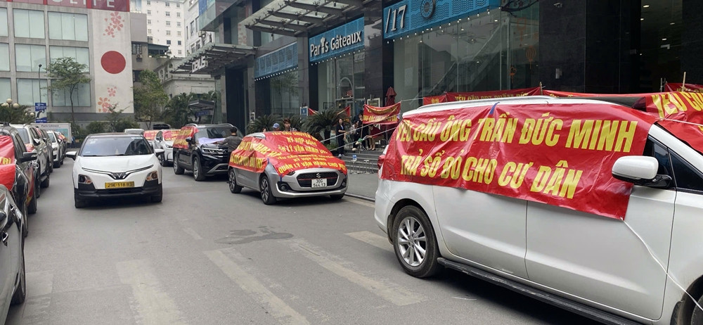 Cư dân Discovery Complex tụ tập yêu cầu ông Trần Đức Minh trả sổ đỏ Cu dan Discovery Complex tu tap yeu cau ong Tran Duc Minh tra so do