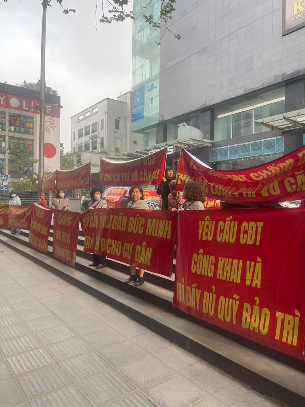 Cư dân Discovery Complex tụ tập yêu cầu ông Trần Đức Minh trả sổ đỏ - Hình 4 Cu dan Discovery Complex tu tap yeu cau ong Tran Duc Minh tra so do-Hinh-4
