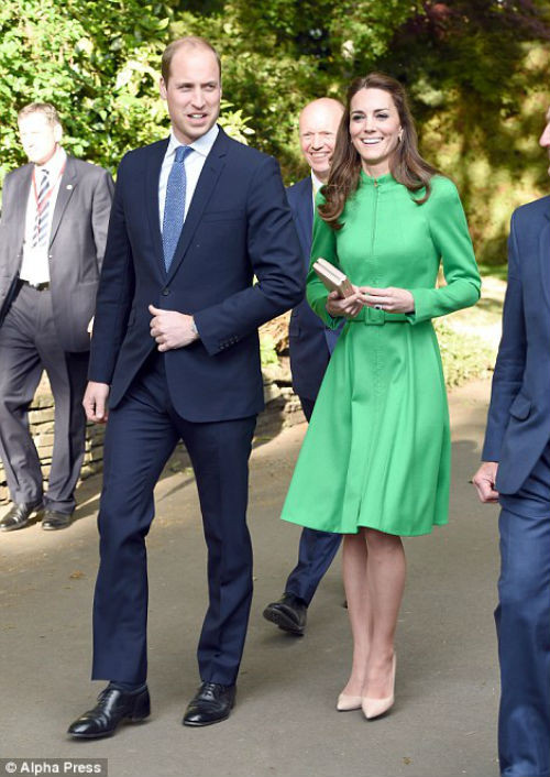 Vợ chồng Hoàng tử William rất hứng thú khi xem những khu vườn hoa khác nhau trong triển lãm.