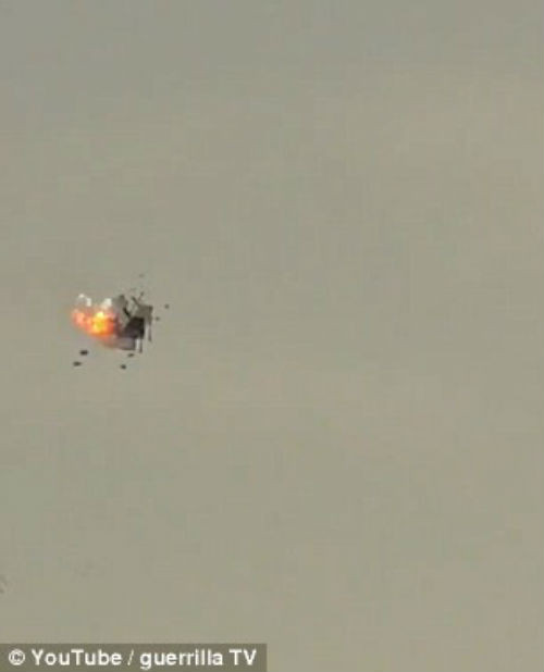 …và phát nổ giữa không trung...