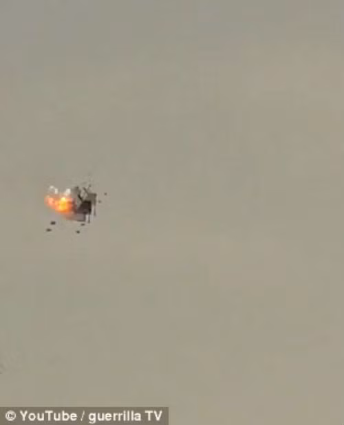 …và phát nổ giữa không trung...