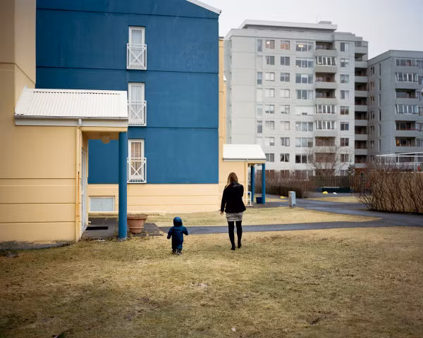 Hildur đi bộ cùng con trai của cô.