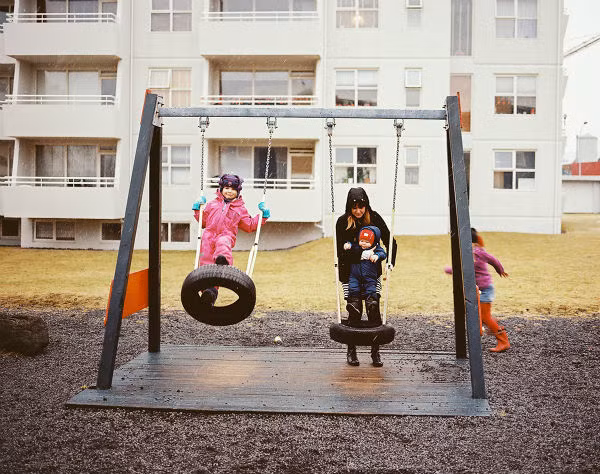 Hildur đang làm mẹ đơn thân của cháu bé một tuổi rưỡi. Cô cho biết, nhiều bạn bè của cô cũng là mẹ đơn thân.