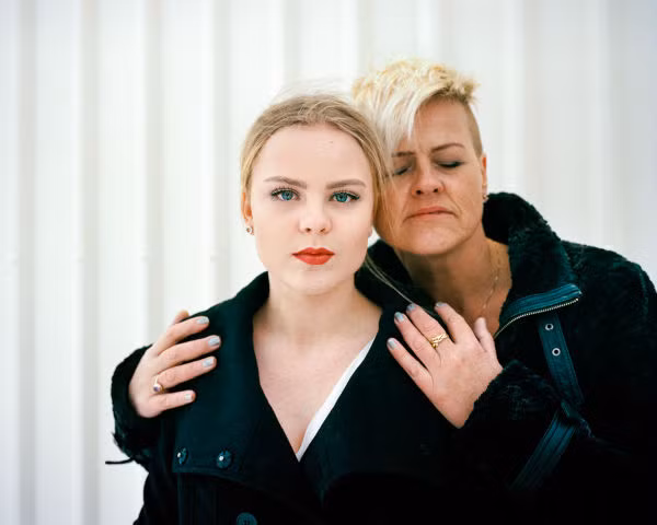 Jónna chụp cùng cô con gái 17 tuổi. Jónna mang thai đứa con đầu tiên khi mới 17 tuổi và nuôi con nhờ sự giúp đỡ của bố mẹ cô.