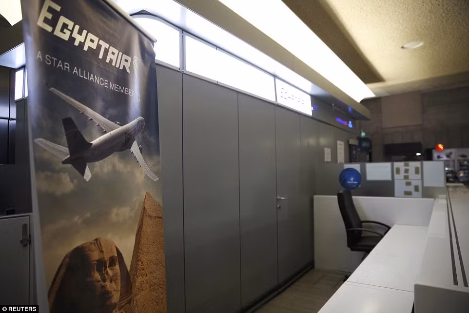 Một khu vực tại sân bay Charles de Gaulle vắng vẻ sau thông tin về chuyến bay MS804 mất tích.